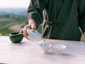 【アクティビティー】 八女中央大茶園テラスで満喫する3つの日本茶飲み比べ体験。
