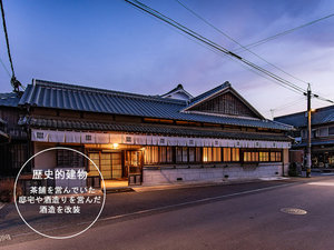 八女福島の伝建地区のほぼ中央に位置する元酒蔵の建物がフロントとレストランを兼ね備えた客室棟へ