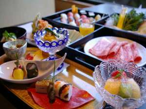 季の湯　雪月花（共立リゾート）：【ご夕食：風月】お寿司や国産牛のしゃぶしゃぶをお楽しみ頂けます。
