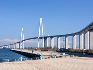 【新港大橋】当館からお車で40分。ドライブでも徒歩でも日本海の絶景が楽しめる斜張橋です。