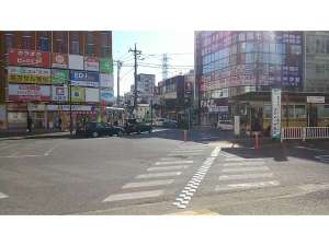伊勢原駅南口の正面にバスターミナルとタクシー乗り場があります