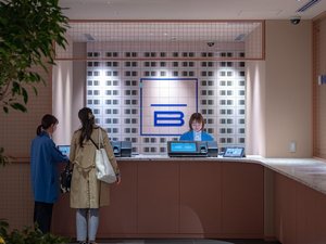 フロントは24時間対応しています。心地よくご滞在いただくために、お客様と話しやすい距離感で。