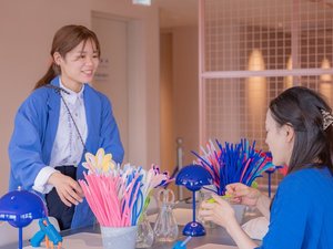 宿泊者限定の無料ラウンジでは、お客様同士でもスタッフとも会話を楽しんで。