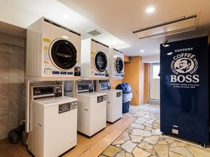 3階ランドリーコーナー・洗濯¥400/1回(洗剤自動投入)、乾燥¥100/30分・電子レンジ有