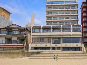 【外観】日本海を望む竹屋ホテル。湯野浜海岸まで徒歩1分!ホテルから水着でお出掛けできます。