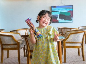 【夏のお子様特典】手持ち花火をプレゼント!浜辺で遊べるおもちゃや電動空気入れの無料貸出も。