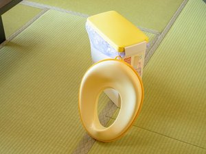 【お子様貸出グッズ】お子様用便座、おむつバケツ、おねしょシートなど。
