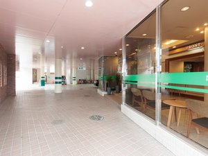 屋内・屋外駐車場完備、電気自動車充電もできます。