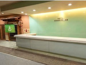 フロント(6〜22時)。奥は自慢の温泉!荷物預かり15時迄無料。22時以降は夜間連絡先あり。