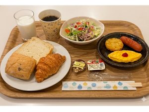 【日替わり軽朝食・一例】パンやおにぎり等を日替わりで♪朝食なしプランでも当日追加(800円)可能です
