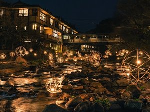 【黒川の冬の風物詩】当館客室や出逢い橋から「湯あかり」を一望できます(時期:12月末〜3月末)