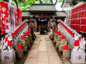 【当館から徒歩10分】開運、商売繁盛の神様。境内の狐像は写真映えする「豊川稲荷東京別院」