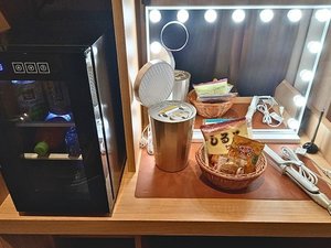 冷蔵庫の中も飲み放題!高級美顔器とヘアアイロンも常設