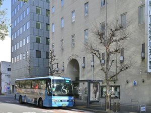 ホテル正面には空港行リムジンバスのバス停留所がございます