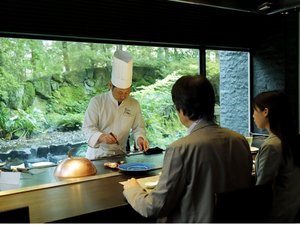 【夕食】カウンター席で贅沢なひとときをお過ごしください。