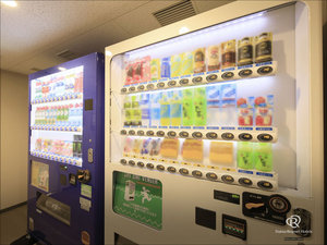 館内2階・5階・7階に自動販売機がございます。