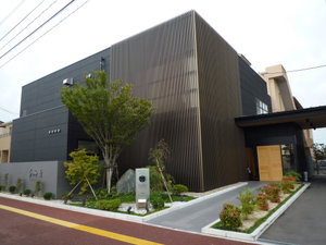 �y������:����E�����E�}���z���� ������