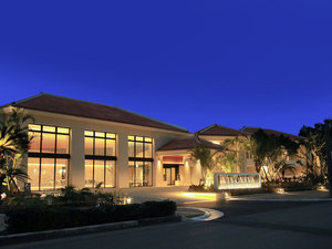 【外観】明かりが灯るOceanWingEast棟