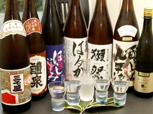 お料理に合う焼酎や日本酒にもこだわり、豊富に揃えております。