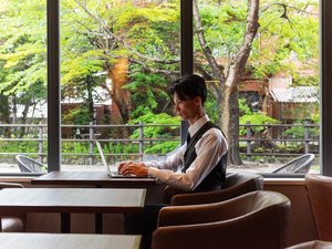 四季折々の風景を眺めながらお仕事や作業を【ラウンジ】