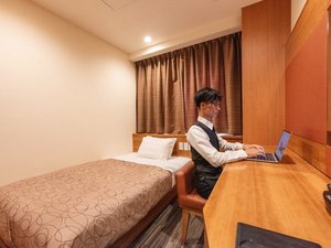 お仕事や作業の場にも◎【セミダブルルーム】