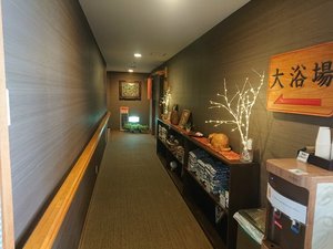 2階大浴場へ通じる廊下には無料貸し出しの浴衣を準備しております。