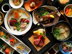 色彩豊かな会席料理は、料理長が一品一品丁寧に調理しております