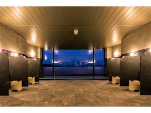大浴場 夜間の様子(天然温泉使用)ここからも富士山が一望できます