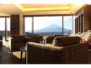 ロビーから富士山の絶景がご覧頂けます!