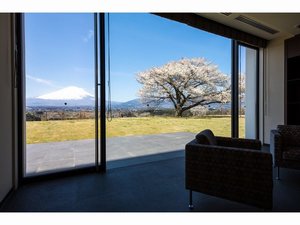 ロビーから富士山の絶景がご覧頂けます!