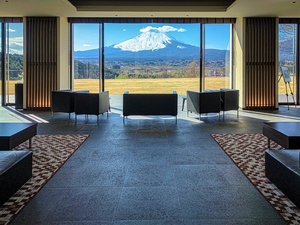 ロビーから富士山の絶景がご覧頂けます!