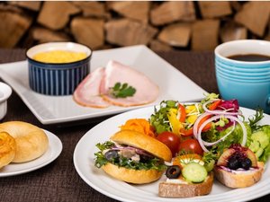 朝食は、北欧風オープンサンド「スモーブロー」