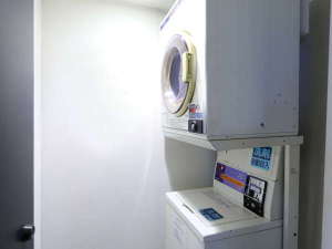 ■コインランドリー(3階にございます。)洗濯:1回500円(洗剤自動投入)乾燥:30分100円