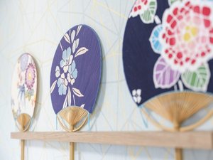各部屋に房州うちわを飾っております。各部屋で異なるデザインをお楽しみください。