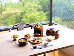個室の御食事処なので、ゆっくりと気兼ねなくお愉しみいただけます