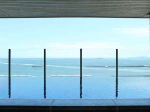 絶景！展望温泉大浴場。遠く初島、天気のいい日は伊豆大島までご覧いただけます。（※男性用）