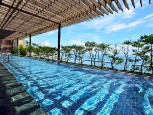ホテル ミクラス（ORIX HOTELS＆RESORTS）：海を眺める、絶景の温泉露天風呂。美肌効果の高い自慢の温泉です。（女性用）