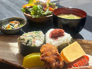 小鉢、みそ汁、サラダもついています♪