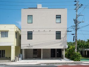 施設外観目の前には青く澄んだ海と空。