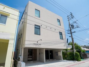 施設外観目の前には青く澄んだ海と空。