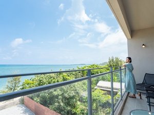 海を一望できるバルコニー自然豊かな恩納村の緑と青く澄んだ海を見渡すことができます。