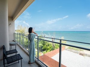 施設最上階の3階に位置するこのお部屋からは、海・空・恩納村を見渡すことが可能