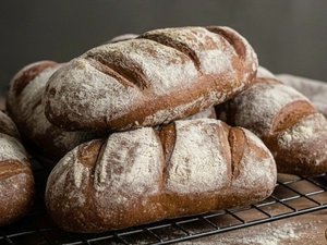 恩納村の工房で、天然酵母で作られた繊細な味わいのライブレッド