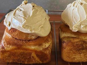 恩納村の工房で、天然酵母で作られた、芳醇な香りがやさしく立ちのぼるシナモンロール