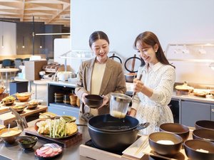 【朝食】博多名物でもある「ごぼう天うどん」をご自身で茹でて手作り体験をお楽しみいただけます。