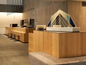 【ロビー】エントランスには、彫刻家の稲葉淋子氏の作品を展示。