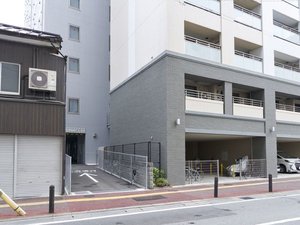 【駐車場】車でのアクセスも便利な、駐車場入り口。