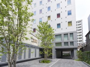 【外観】博多織をモチーフにしたカラフルな窓が特徴的な外観。