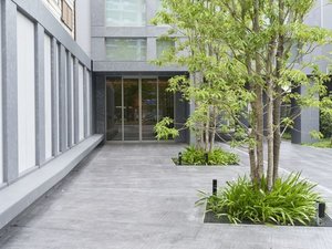 【エントランス】広々としたエントランスは、都会の真ん中であることを忘れさせてくれます。