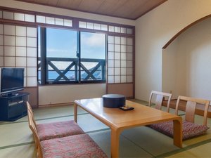 【和室 10畳】陽光に輝く太平洋と波静かな那佐湾を眺めながらごゆっくりお寛ぎください。